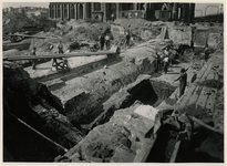 XXXIII-624-01-2 Opgravingen en berging van oudheidkundige vondsten op het terrein langs de Hoogstraat. Op de foto: het ...