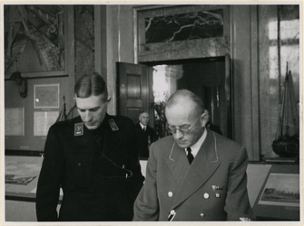 XXXIII-628-02-1 Dr. C. Völckers, gevolmachtigde van de Rijkscommissaris, bezoekt een havententoonstelling in het stadhuis.
