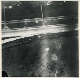 XXXIII-629-01 Overzicht vanuit een R.A.F. bommenwerper op de Engelse luchtaanval op vliegveld Waalhaven. De noordoost ...