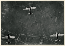 XXXIII-630-00-01-1 Drie Amerikaanse bommenwerpers Flying Fortresses vliegend bijna boven het doel: de scheepswerf ...