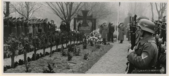 XXXIII-630-01 Plechtige kranslegging op de Algemene Begraafplaats Crooswijk ter gelegenheid van Heldengedenkdag 1943.
