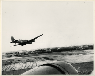 XXXIII-639-00-02-01-1 Overzicht vanuit een R.A.F. Bristol Blenheim bommenwerper op de omgeving van Sommelsdijk, tijdens ...
