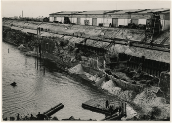 XXXIII-645-00-02-00-10-1 Beschadingen aan loodsen en kademuren als gevolg van de havenverwoestingen door de Duitse ...