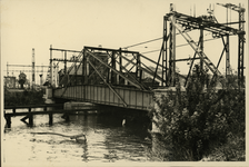 XXXIII-645-00-03 De Boslandsbrug, de spoorbrug over het Buizengat met een gezonken binnenvaartschip ter versperring van ...