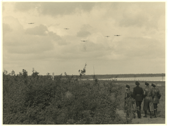 XXXIII-646-02-01-10 Het afwerpen van voedsel door geallieerde vliegtuigen op een afwerpterrein boven Kralingen.