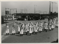 XXXIII-647-09-02 Een groep verpleegsters van het gemeente ziekenhuis Bergweg op het Hofplein: op weg naar een défilé ...