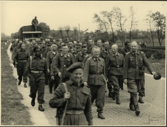 XXXIII-651-03-1 Duitse militairen worden door geallieerde soldaten afgevoerd na de bevrijding.