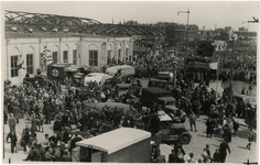 XXXIII-654 Dwangarbeiders die zijn teruggekeerd uit Duitsland verzamelen zich op het plein voor Station Delftse Poort.