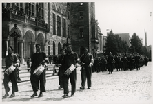 XXXIII-656-1 Parade van de Nederlandsche Binnenlandse Strijdkrachten voor het stadhuis op de Coolsingel.