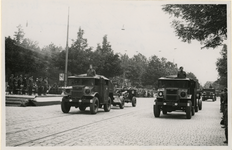 XXXIII-657-1 Militaire parade van de eerste divisie van het eerste Canadese leger afgenomen door (4-sterren) generaal ...