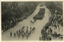 XXXIII-657-2 Militaire parade van de eerste divisie van het eerste Canadese leger afgenomen door generaal Creraz, en ...