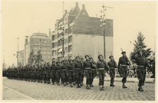 XXXIII-662 Parade van de Binnenlandsche Strijdkrachten voor het stadhuis op de Coolsingel; in nieuwe uniformen gestoken ...