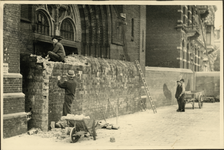 XXXIII-664-1 Het opruimen van de Duitse versperringen bij de Sint-Ignatiuskerk aan de Westzeedijk.