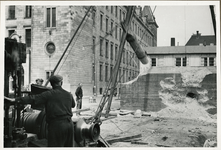 XXXIII-665-03 De sloop van een Duitse verdedigingsmuur bij het stadhuis, ter hoogte van de Stadhuisstraat en het Raam.