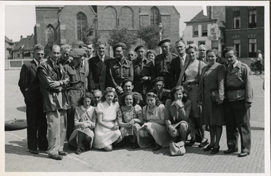 XXXIII-676 Een groep van de Binnenlandsche Strijdkrachten (BS) op het marktplein te Naaldwijk.