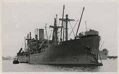XXXIII-691-01 Het schip Middlesex Victory geladen met pijnboomhout in een Rotterdamse haven.