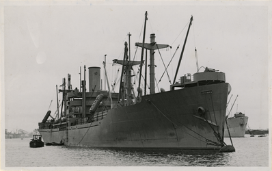 XXXIII-691-01 Het schip Middlesex Victory geladen met pijnboomhout in een Rotterdamse haven.