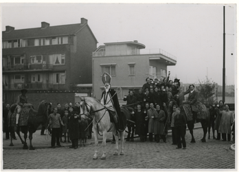 XXXIII-696 In de Bickerstraat collecteert het Rotterdams Studenten Corps voor het Sinterklaasfeest