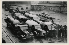 XXXIII-703-03 Geparkeerde vrachtwagens met tanks gevuld met wijn. Het is het eerste transport van wijn uit Bézier in ...