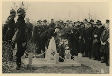 XXXIII-705-02-01 Kranslegging en onthulling van het monument op het graf van de marinier-brandwacht L. Eland, die op 6 ...