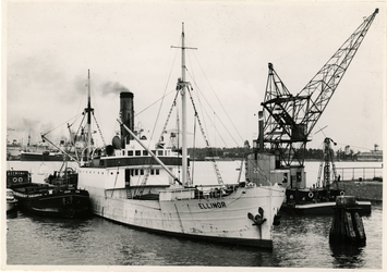 XXXIII-711-00-00-01-01 De aankomst van het Zweedse schip 'Ellinor' als eerste schip in de 1e Petroleumhaven.