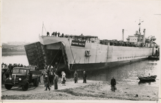 XXXIII-711-00-00-05-2 De aankomst van een voormalige invasieveerboot, het schip Empire Baltic met een lading vrachtauto's.