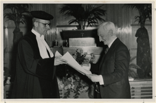 XXXIII-711-00-01 Lord Beveridge ontvangt uit handen van professor Koopmans het eredoctoraat van de Nederlandse ...