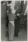 XXXIII-711-00-03-1 Luitenant-Admiraal C.E.L. Helfrich plaatst een krans voor gevallen mariniers bij de oprit van de ...