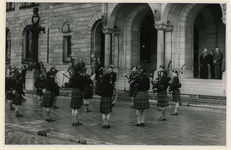 XXXIII-716-00-02 Muziekuitvoering met doedelzak voor het stadhuis tijdens een bezoek van Schotse padvinders aan Rotterdam.