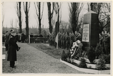 XXXIII-721-03 Op de Algemene Begraafplaats Crooswijk is een kranslegging door het jarige Korps Mariniers bij het ...