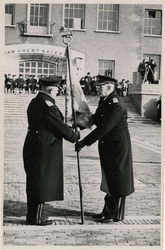 XXXIII-726-01 Overdracht van het commando van het korps mariniers van luitenant-generaal H.F.J.M. Drabbe von Freitag op ...