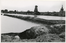 XXXIII-730 Een doorbraak van een perskade, door het opspuiten van de Spaanse polder. Op de achtergrond de Delfshavense ...