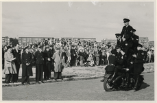 XXXIII-731-00-03-2 Op de Vroesenlaan geeft de politie een demonstratie motorrijden tijdens het bezoek van de ...