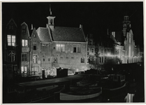XXXIII-739-01-02-3 Feestverlichting in Delfshaven op panden aan de Aelbrechtskolk, waaronder het Zakkendragershuisje, ...