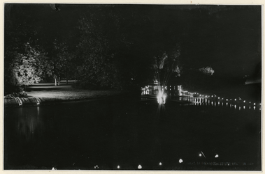 XXXIII-739-04 Feestverlichting in het Park tijdens de Kroningsfeesten.