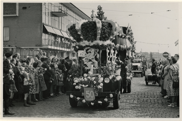 XXXIII-739-11 Bloemencorso op de Statenweg tijdens de Kroningsfeesten. Op de hoek met de Walenburgerweg.