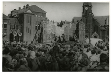XXXIII-750-00-03 Opvoering van wagenspel Kaat Mossel op het Bospolderplein ter ere van Koninginnedag.