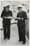 XXXIII-753-01-01-2 De commando-overdracht van het schip Willem Ruys: De scheidende kapitein C. Vellenga bekijkt met de ...