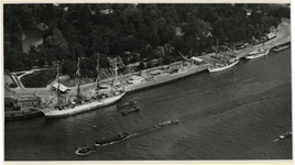 XXXIII-780-18 Luchtopname van hijskranen en scheepsonderdelen op de Parkkade als onderdeel van de havententoonstelling ...