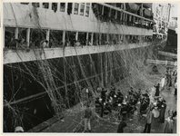 XXXIII-785-04-01 Een feestelijk vertrek van Amerikaanse en Canadese studenten met het passagiersschip Volendam begeleid ...