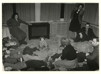 XXXIII-794-02 Een groepje emigranten wachtend op het passagiersschip Washington, dat wegens dichte mist de Rotterdamse ...