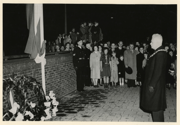 XXXIII-798-01 Burgemeester P.J. Oud legt een krans bij de oprit naar de Willemsbrug tijdens de herdenking van de Tweede ...