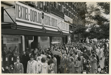 XXXIII-802 Tijdens de uitverkoop vormt zich menigte voor een winkel in herenkleding op de West-Kruiskade.