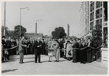 XXXIII-821-1 De opening van de verkeerstunnel onder het Weena door wethouder J. Meertens tijdens Opbouwdag. Links van ...