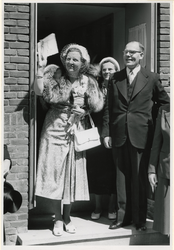 XXXIII-821-7 Koningin Juliana en dominee J.M. van Krimpen bij de opening van het clubhuis De Jeugdhaven in de ...