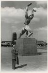 XXXIII-882 De Russisch/Franse beeldhouwer Ossip Zadkine bij het monument Verwoeste Stad. Op de achtergrond de toren van ...