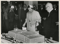 XXXIII-886-5 De opening van het groothandelsgebouw door koningin Juliana. Koningin Juliana en A.H. Vegter, voorzitter ...