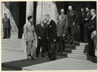 XXXIII-897-01 Bezoek van de Japanse kroonprins Akihito aan Rotterdam. Op het bordes van het stadhuis staan (van links ...