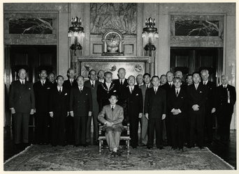 XXXIII-897-02 Bezoek van de Japanse kroonprins Akihito aan Rotterdam. Het gezelschap in de Burgerzaal van het stadhuis. ...