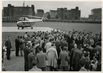 XXXIII-898-1 Met een zojuist gelande helikopter op de achtergrond, houdt wethouder J. van Tilburg een toespraak tijdens ...